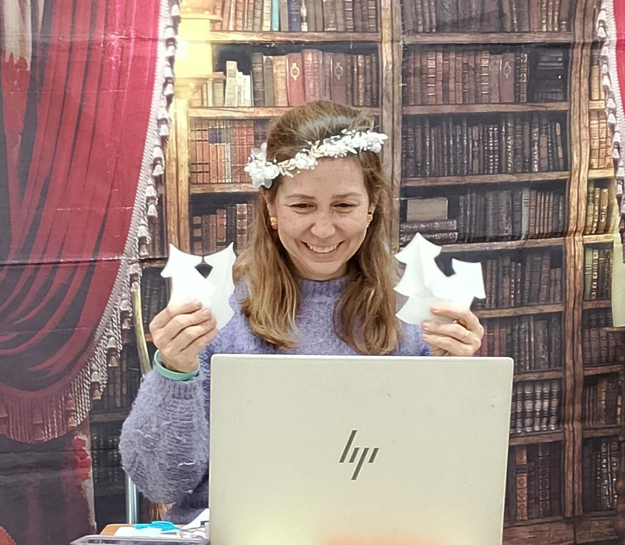 María enseñando