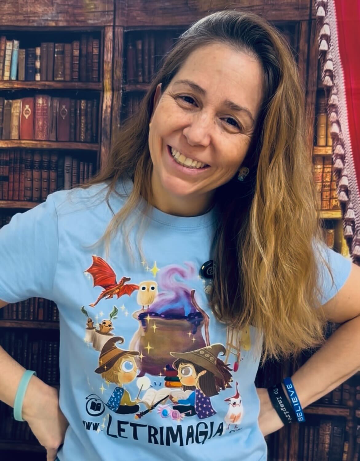 María con camiseta de Letrimagia